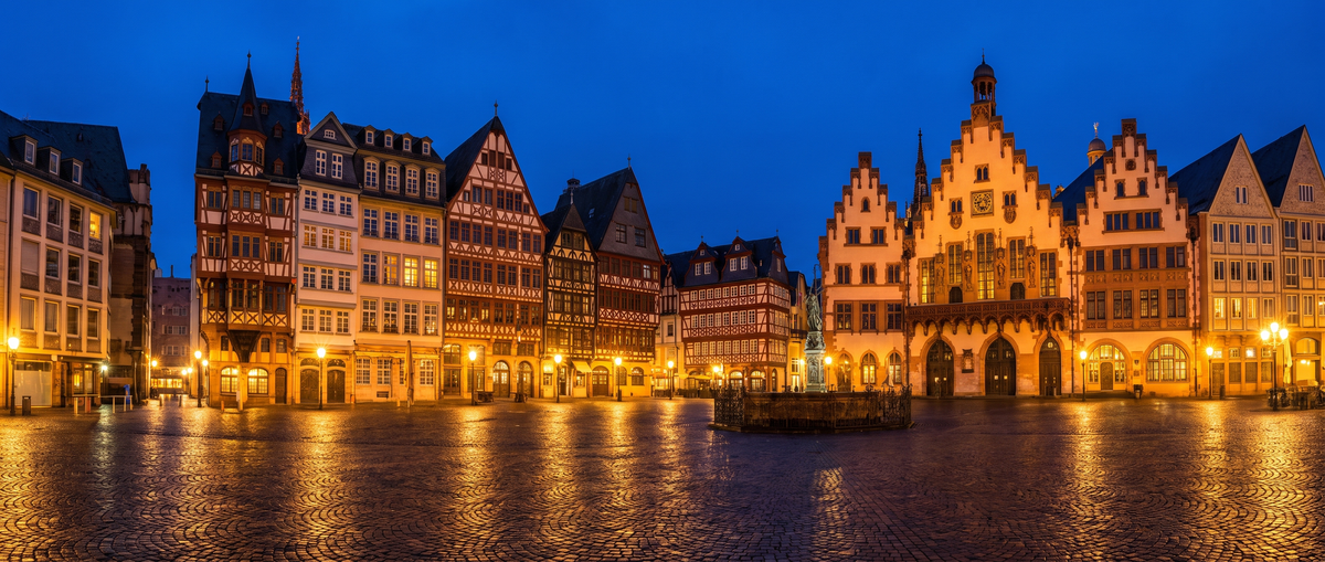 Roemerberg Frankfurt bei blauer Stunde